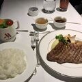 朝夕、いずれもルームサービスで食事。