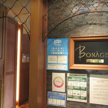 ホテル内の入口