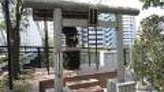 南高橋脇にひっそりと佇む小さな神社