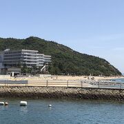 遠目に瀬戸大橋も望むことができる海水浴場