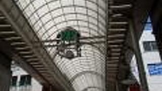 老舗店も多い長い商店街