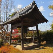 永興寺の仏像の収蔵庫と鐘堂がありました。