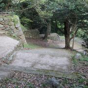 古田重治が縄張りした浜田藩5万４千石の居城浜田城、石垣の遺構が良く保存されています。　　