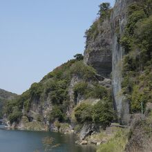 競秀峰と青の洞門