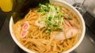 太麺とタレの絡み具合が癖になる美味しさ