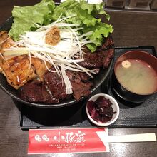 赤い方が鹿肉