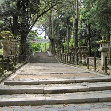 石段に灯籠が見えてきた