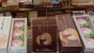 桃のカステラは見た目も味もいいです