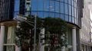 自動車のショールームです。