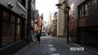 青山通りから赤坂通りをつなぐ通りの一つです。