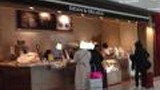 ドリンクをテイクアウトしています、