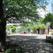 神田明神西門を出たところに造られた、休憩ができる公園です
