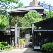 神田明神西門近くに建つ趣ある家屋です