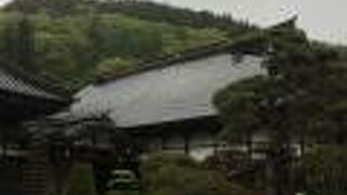 大きな本堂と鐘