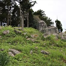 岩がごろごろある山頂