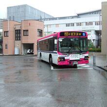 ピンク色が目立つバスでした