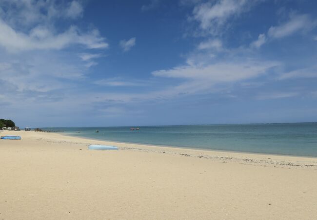 広い砂浜と水平線