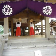 巫女さんが何かの練習をしていました。