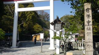 鶴岡八幡宮より奥地。とても落ち着いた神社があります。
