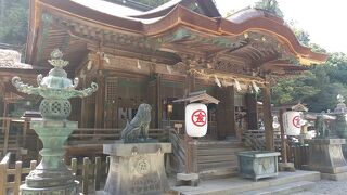 御本宮のすぐ横です。