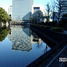大手濠です。奥が緑地です。