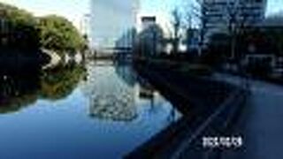 和気清麻呂像が立てられています。