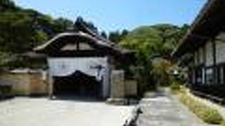 皇室ゆかりの寺院で、庭園は宸殿に南に広がる東西に長い庭園