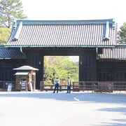 公道までしか近づけない警備厳重な門