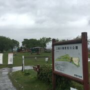 横長の緑多い公園