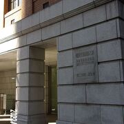 三菱UFJ信託銀行本社ビルになっています。