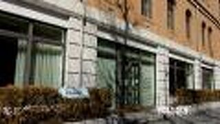 日本工業倶楽部会館の建物にあります。