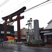 参道入口の大きな鳥居が目立ちます