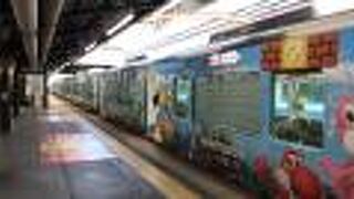 派手なラッピング電車