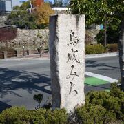 岡山駅より東へ１キロの城下交差点から県庁へ通じる道