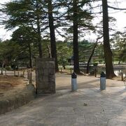池と散策路が整備された都市公園
