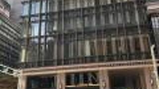 前面ビルは明治屋ビルと高さとデザインを合わせて。