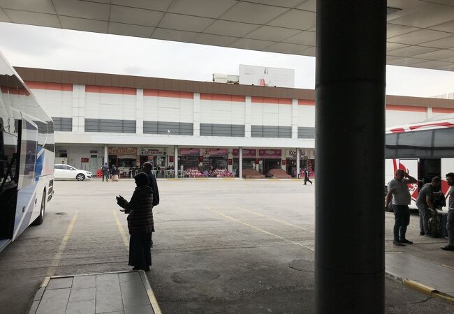 そんなに大きなバスターミナルではありません