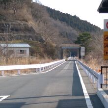 柳津駅から気仙沼方面の眺め。舗装路が延びる