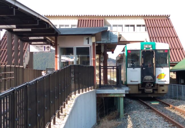 被災した気仙沼線を鉄道とバスを繋ぐ駅