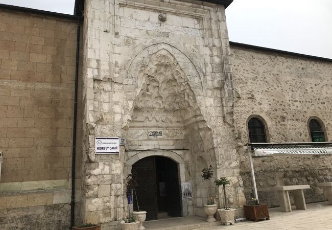 デュンダルベイ・マドラサは隣り合って建っている