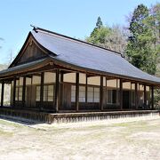 広い敷地内に本堂を模してガイダンスホールが建てられています。