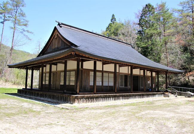 広い敷地内に本堂を模してガイダンスホールが建てられています。