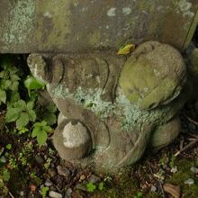 手水鉢を支える小僧の石像