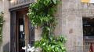 老舗骨董品店の前にあります