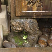 手水鉢を支える邪鬼