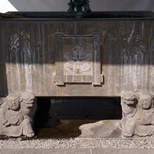 手水鉢を支える四隅の石柱