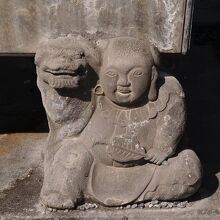 手水鉢を支える四隅の石柱