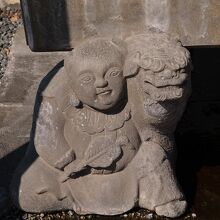 手水鉢を支える四隅の石柱