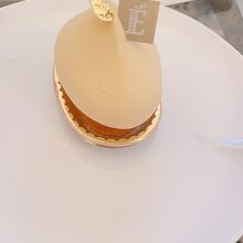 エシレバターの帽子をかぶったケーキ