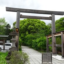 報徳二宮神社の表参道の鳥居の手前に有ります